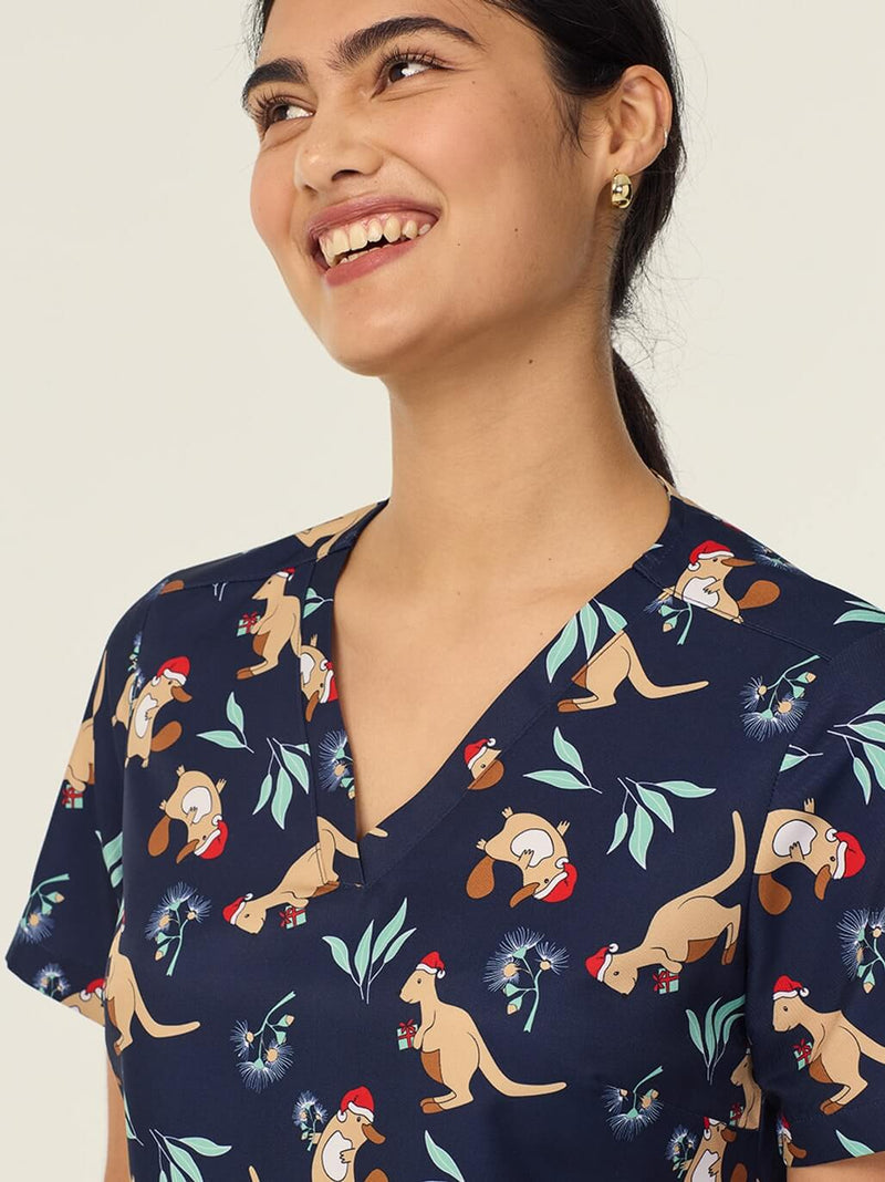 NNT CATL1K Native Xmas Print Scrub Top Ladies – product photo